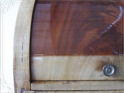 Ausgeblichenes Mahagonifurnier auf der Rollklappe eines Zylinderbüros